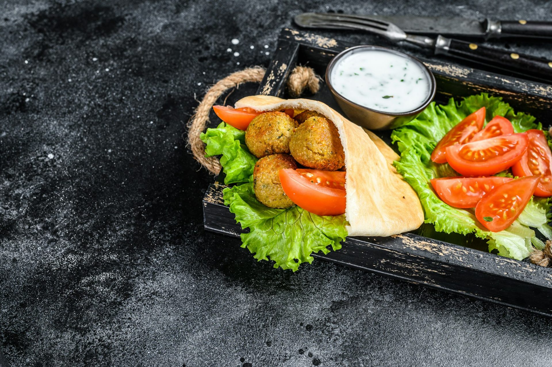 falafel-with-vegetables-sauce-in-pita-bread-vegeta-FPDN2HH